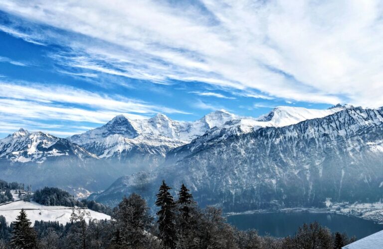Ausblick auf Eiger, Mönch und Jungfrau im Winter