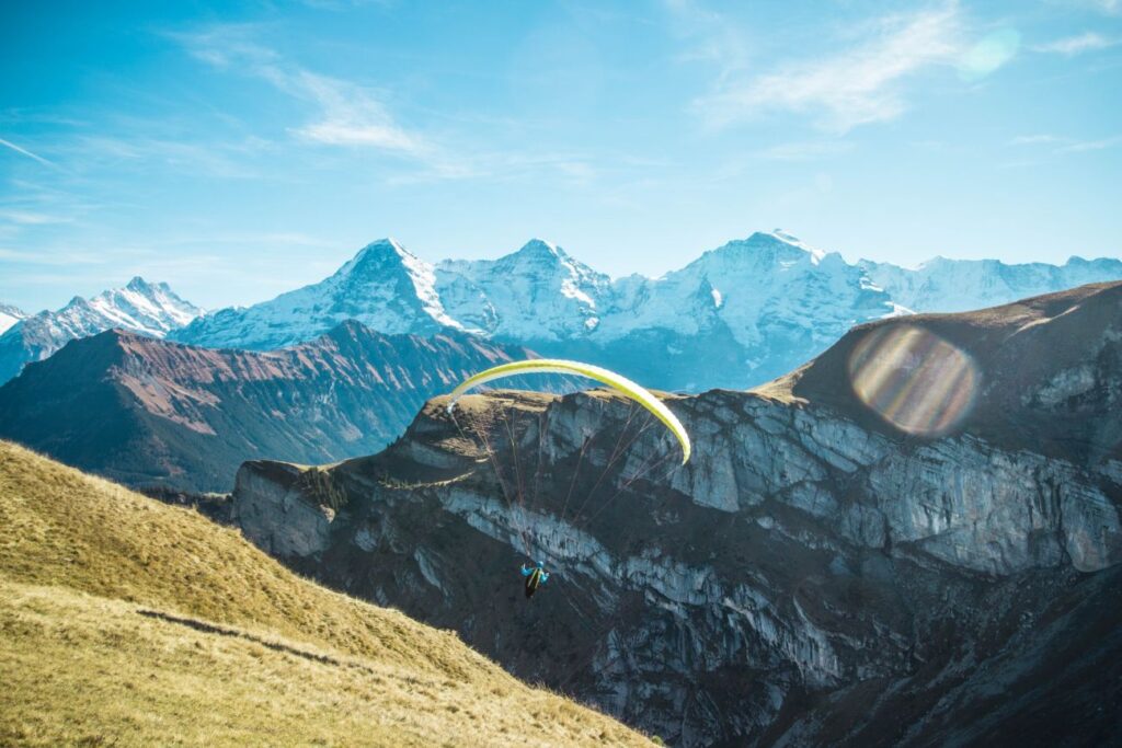 Gleitschirmfliegen am Niederhorn mit fantastischer Aussicht