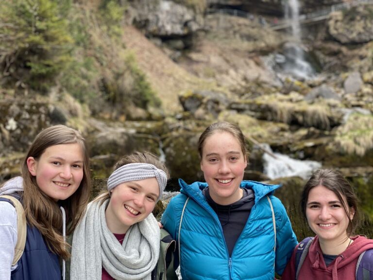 Studentinnen geniessen den Ausflug zusammen mit der Klasse