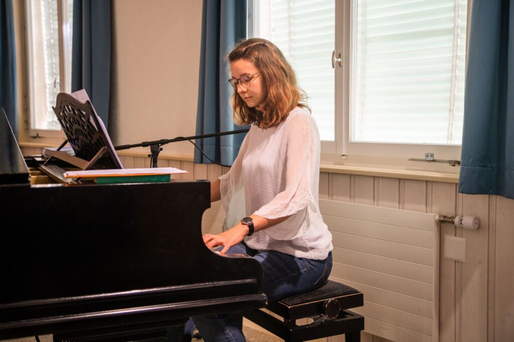 Studierende beim Lobpreis