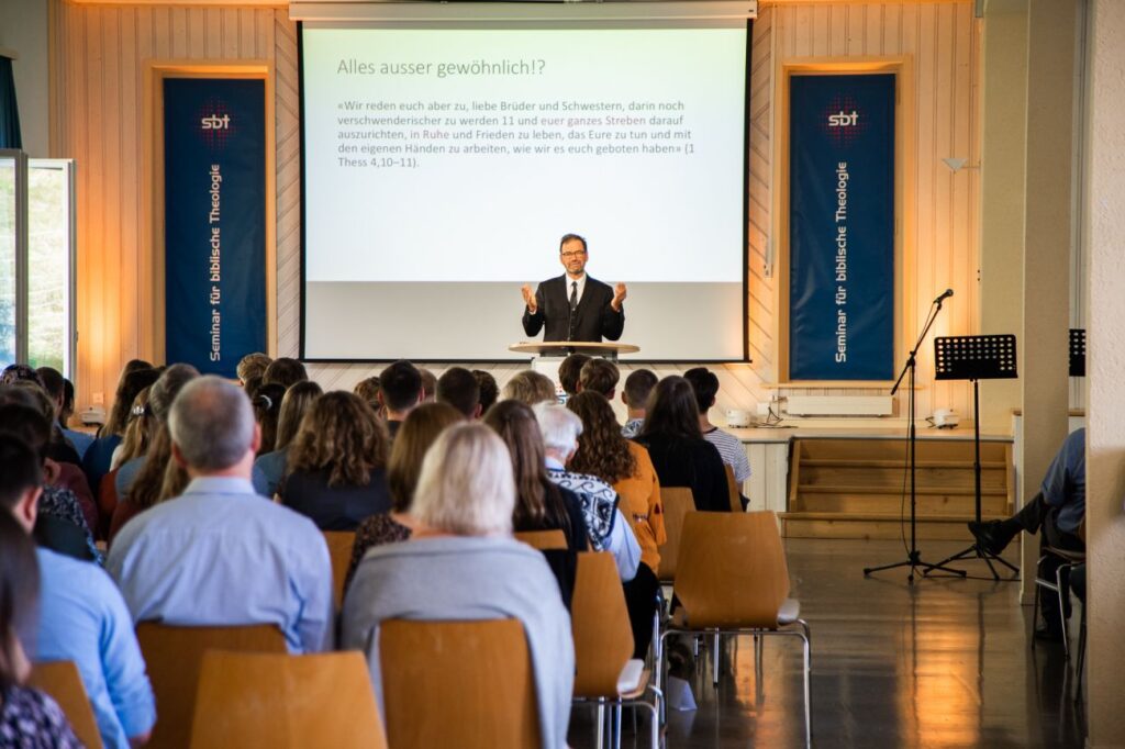 Felix Aeschlimann hält die Predigt