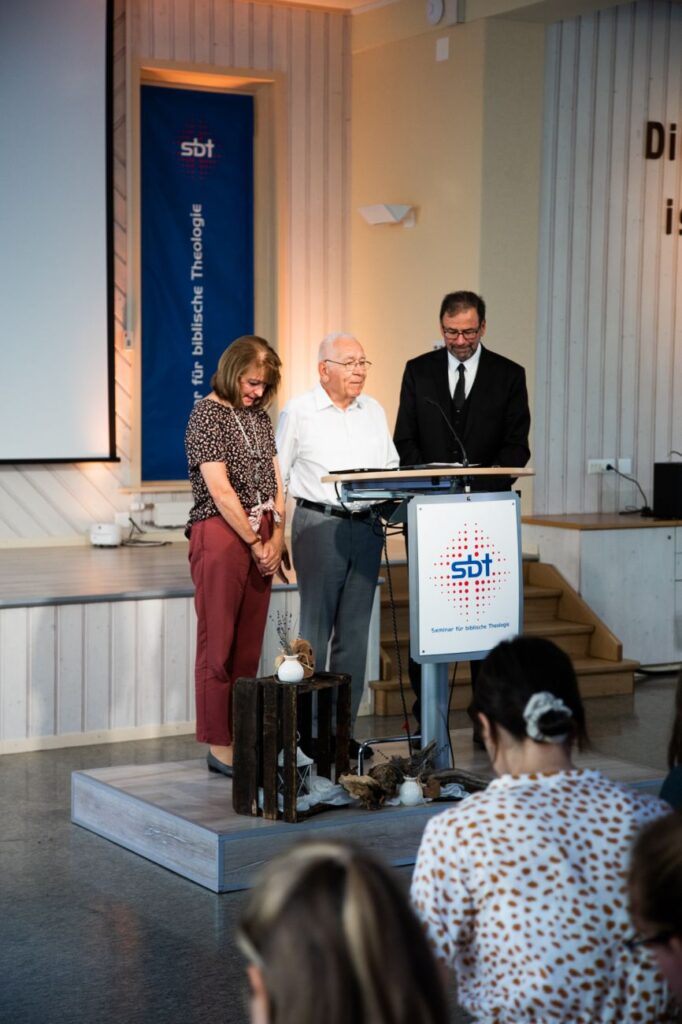 Daniel Livet betet für Elvira und Felix Aeschlimann